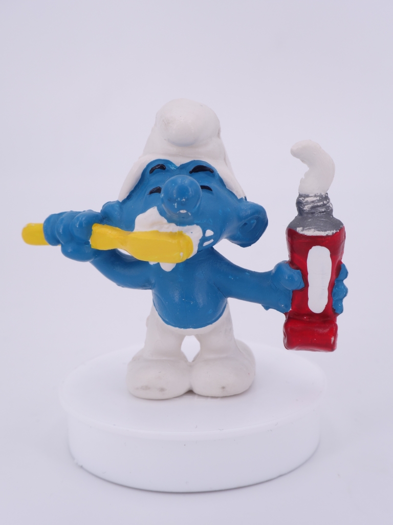 Schtroumpf avec brosse à dents et dentifrice