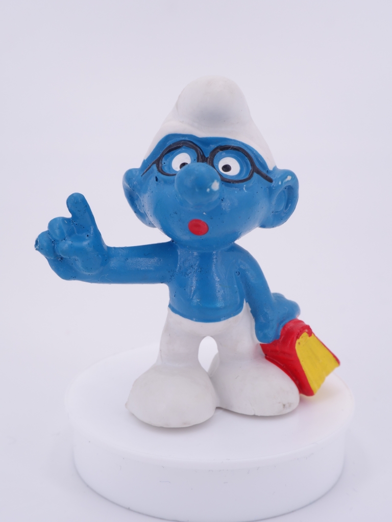 Schtroumpf à lunettes avec livre