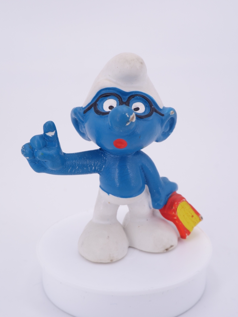 Schtroumpf à lunettes avec livre