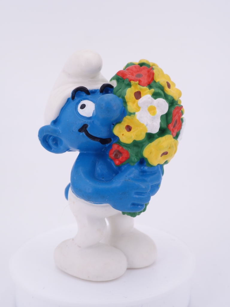 Schtroumpf avec bouquet de fleurs