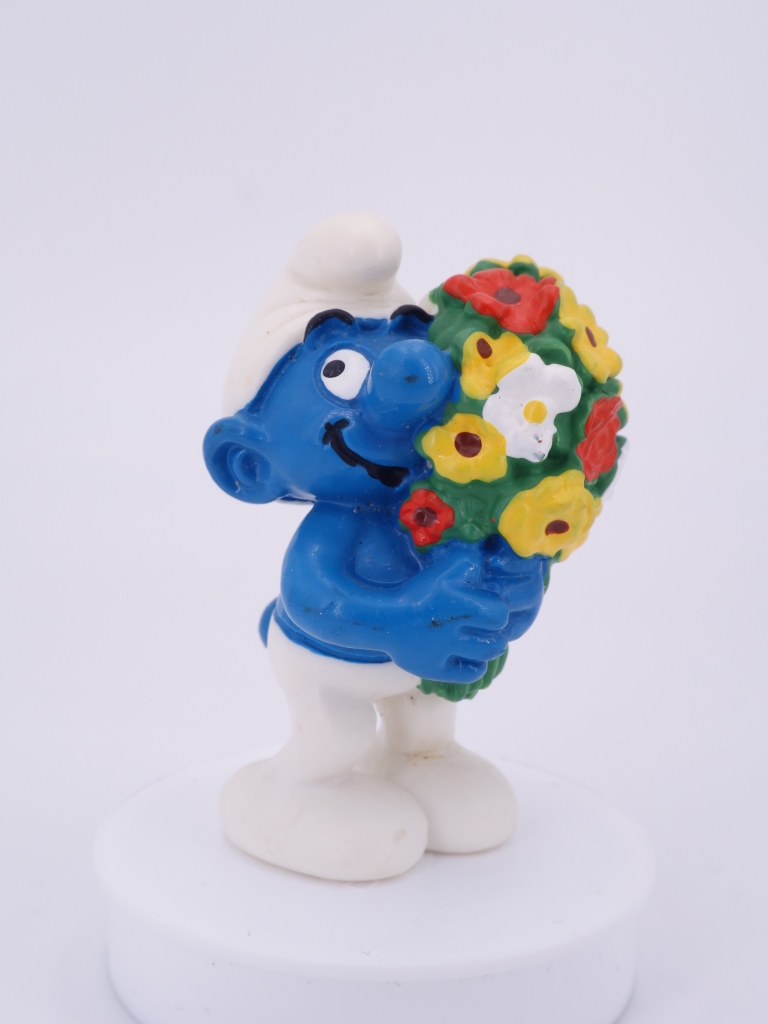 Schtroumpf avec bouquet de fleurs