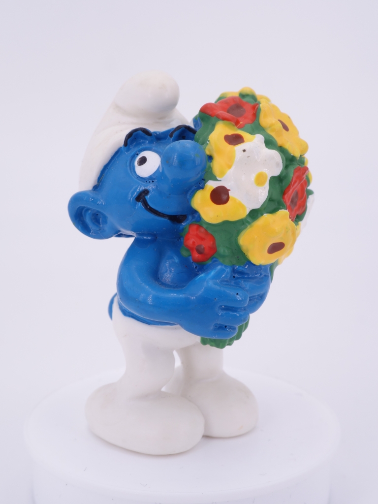 Schtroumpf avec bouquet de fleurs