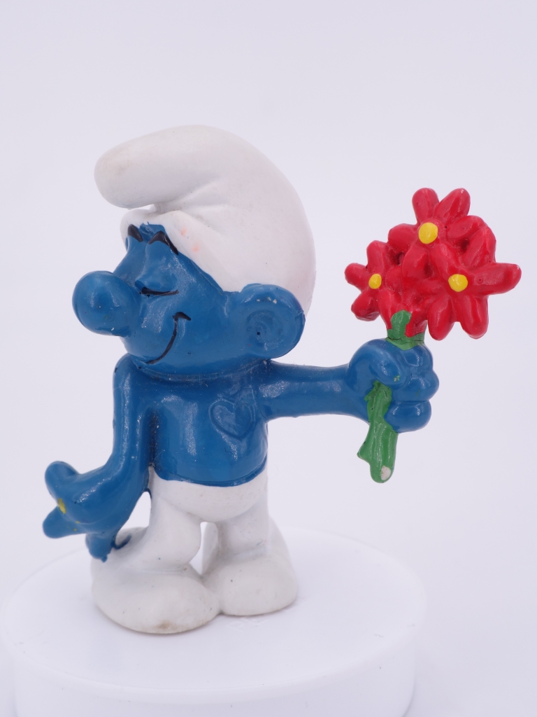 Schtroumpf amoureux avec fleurs