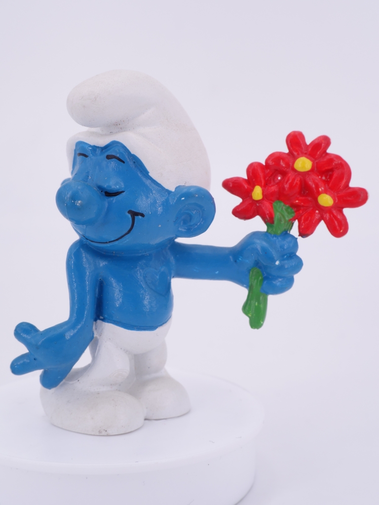 Schtroumpf amoureux avec fleurs