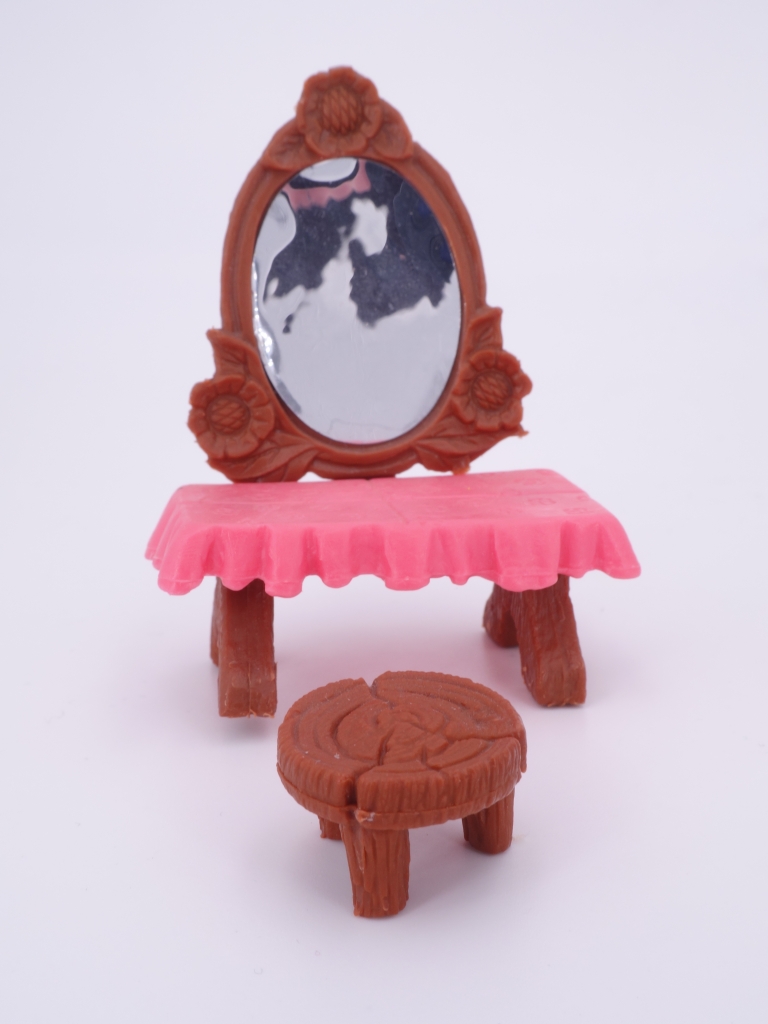 Schtroumpfette qui se maquille - Coiffeuse