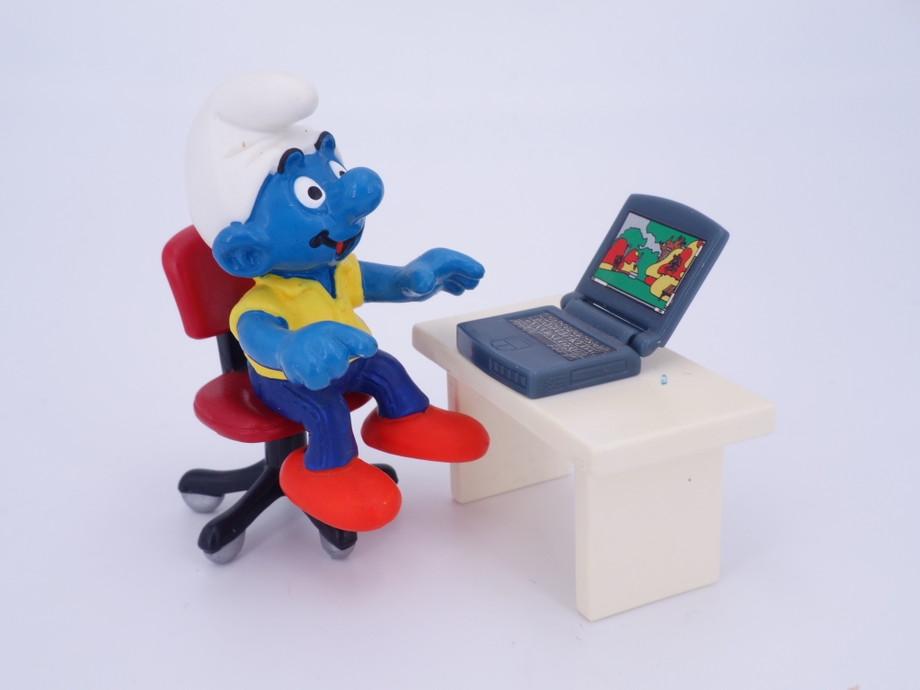 Schtroumpf avec ordinateur portable