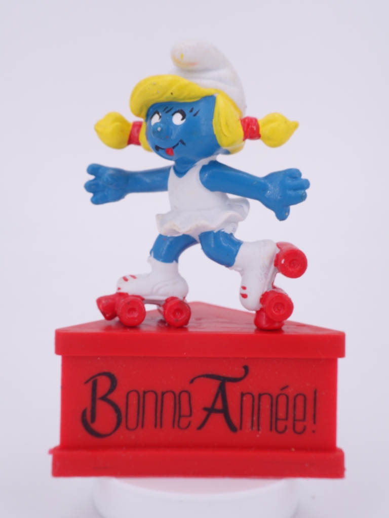 Schtroumpfette avec patins à roulettes