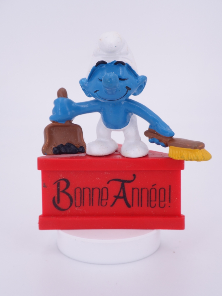 Schtroumpf avec balayette et pelle