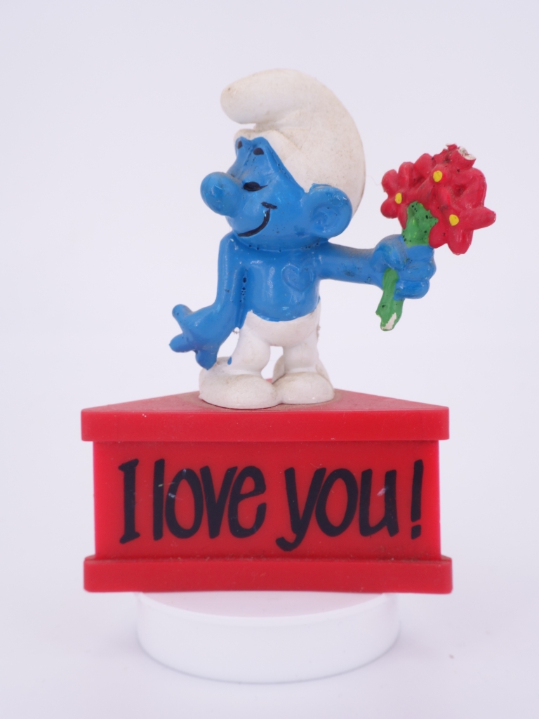 Schtroumpf amoureux avec fleurs