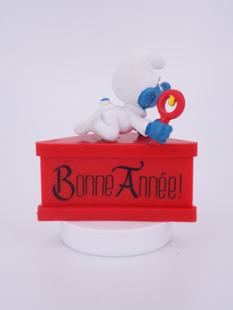 Bébé Schtroumpf avec hochet