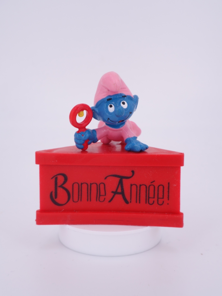 Bébé Schtroumpf avec hochet