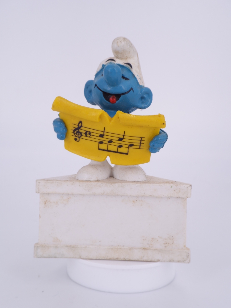 Schtroumpf chanteur avec partition