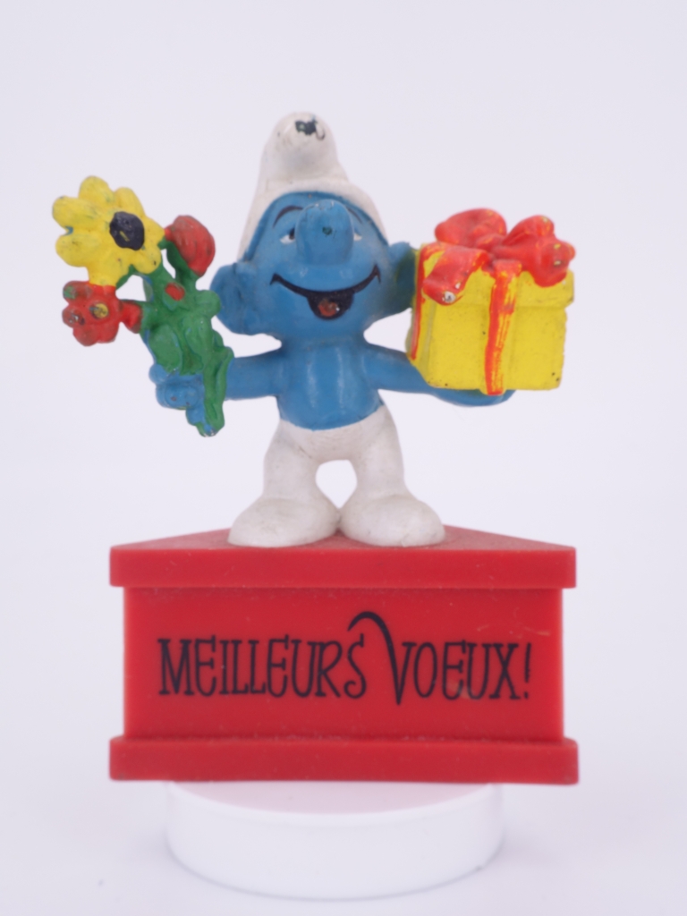 Schtroumpf avec cadeau et fleurs