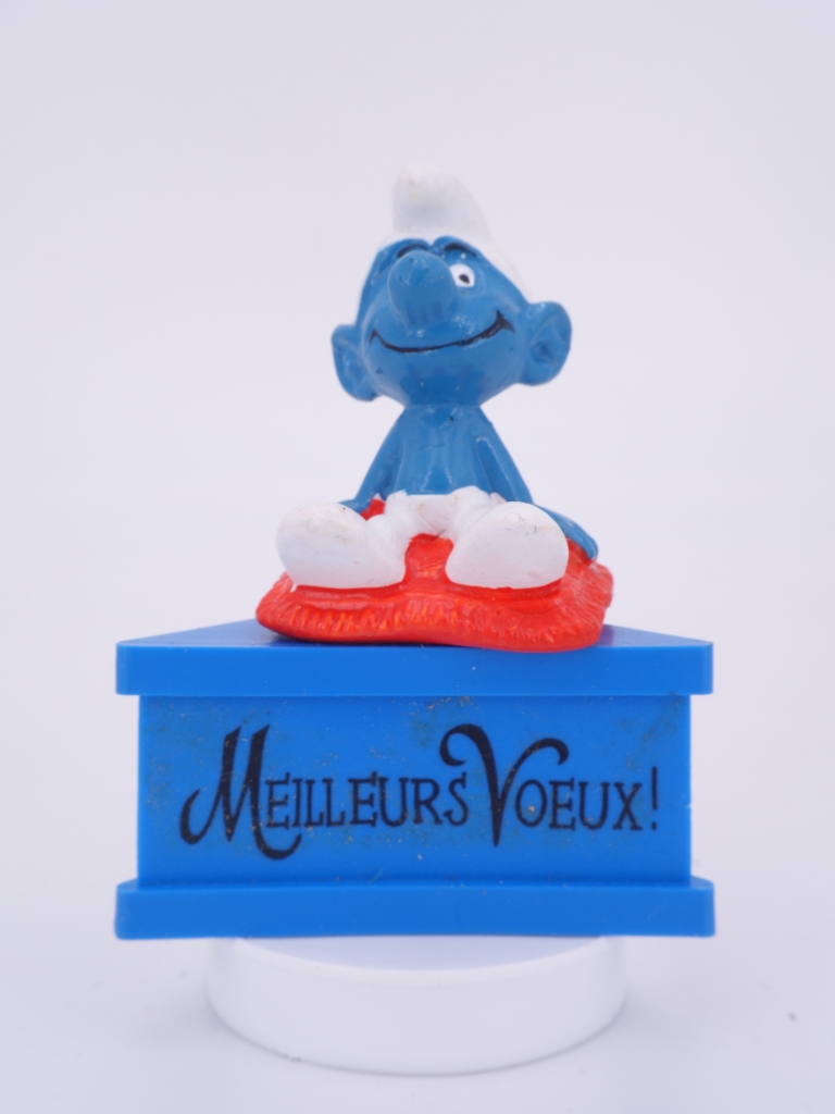 Schtroumpf assis sur un coussin