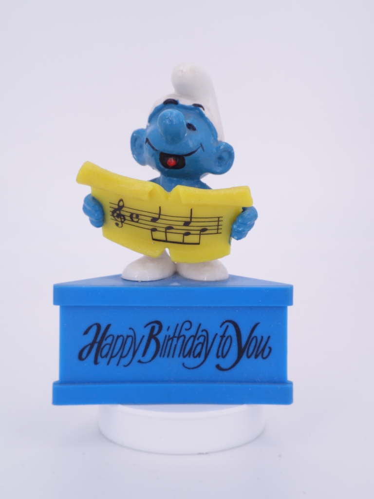 Schtroumpf chanteur avec partition