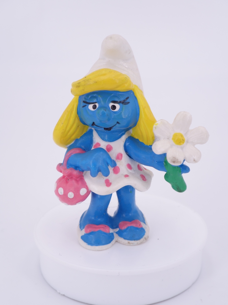 Schtroumpfette avec fleurs