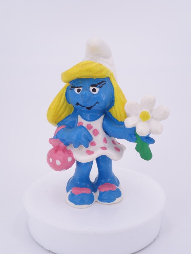 Schtroumpfette avec fleurs