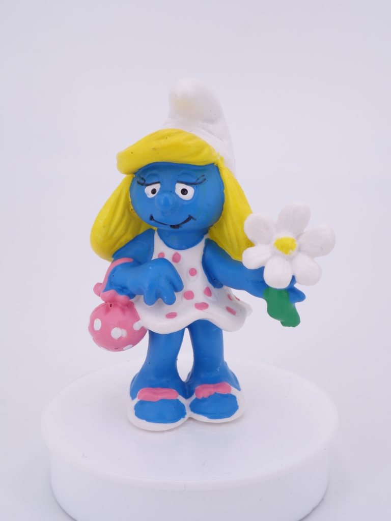 Schtroumpfette avec fleurs