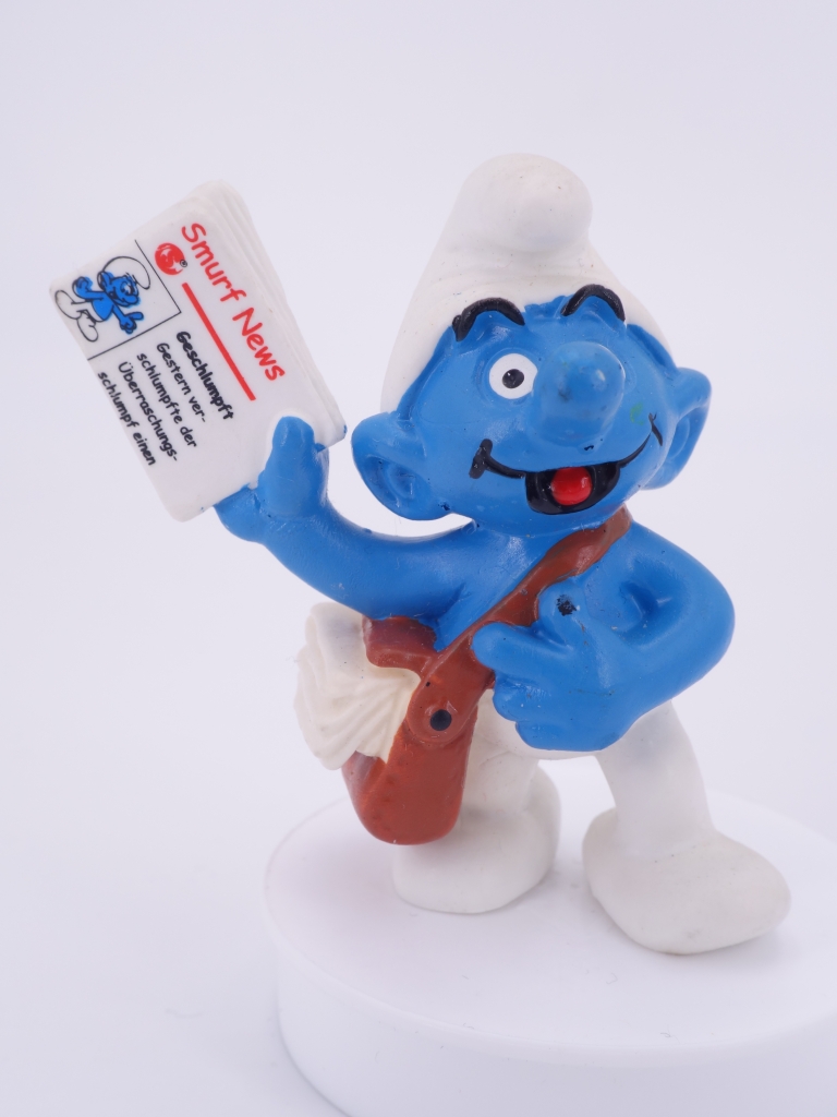 Schtroumpf avec journal