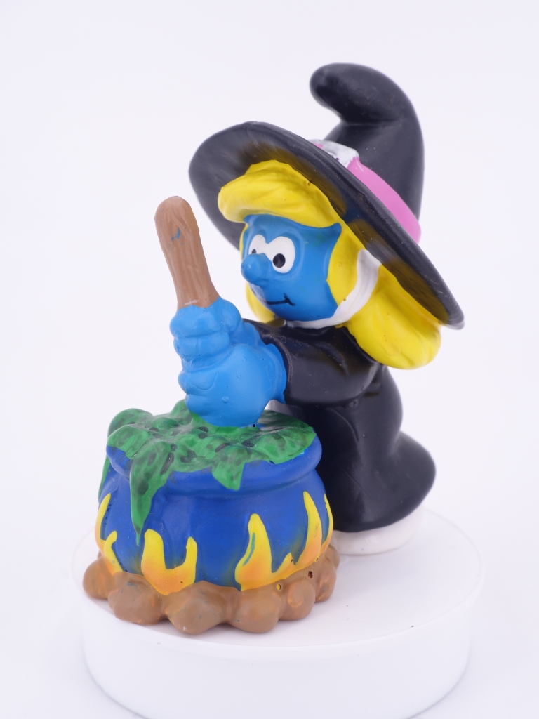 Schtroumpfette sorcière avec chaudron