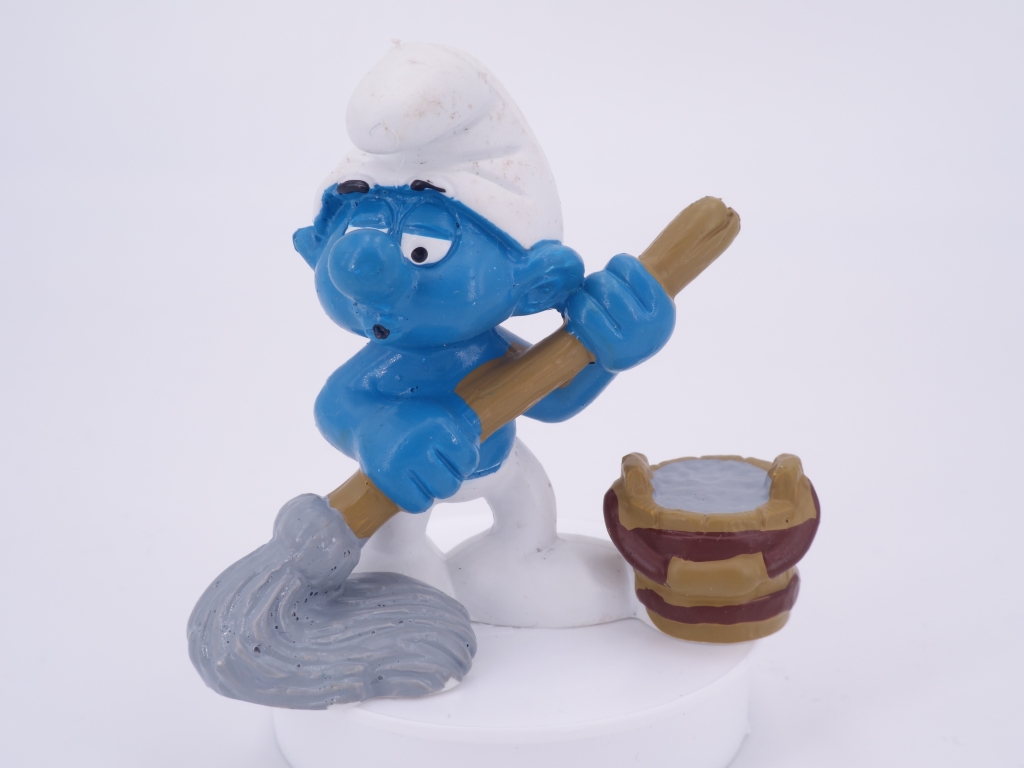 Schtroumpf avec serpillère et seau