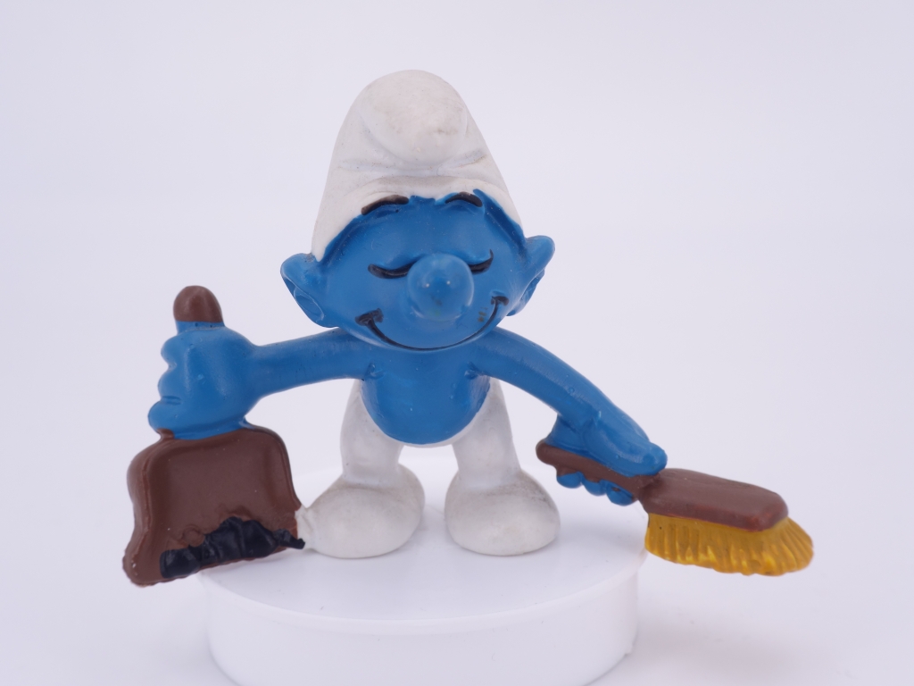 Schtroumpf avec balayette et pelle