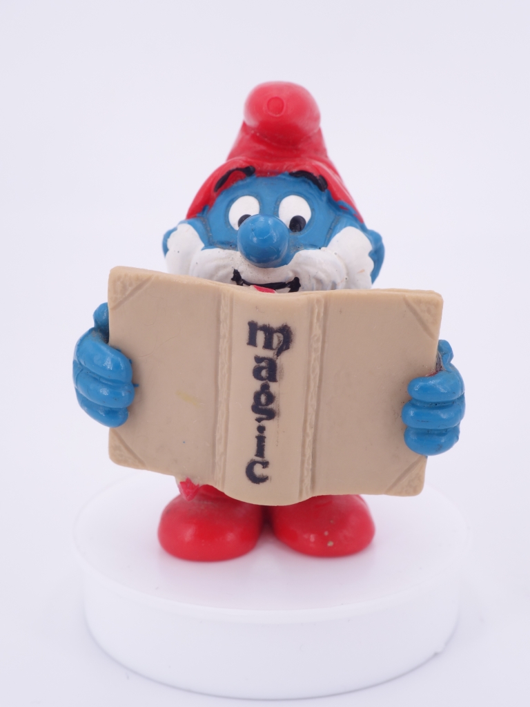 Grand Schtroumpf avec livre