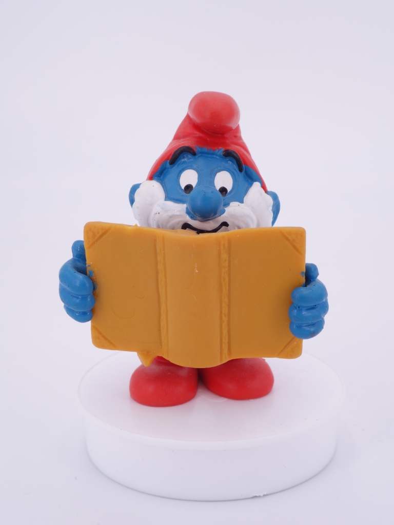 Grand Schtroumpf avec livre