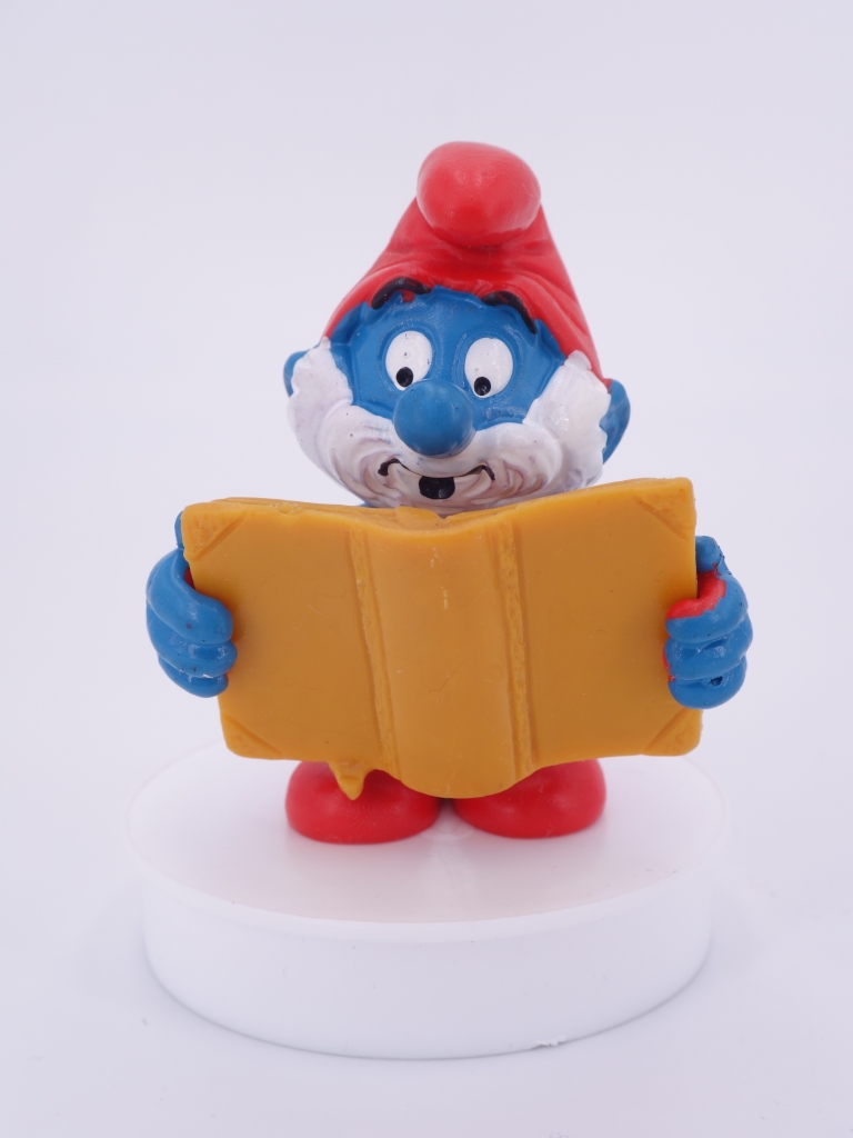 Grand Schtroumpf avec livre
