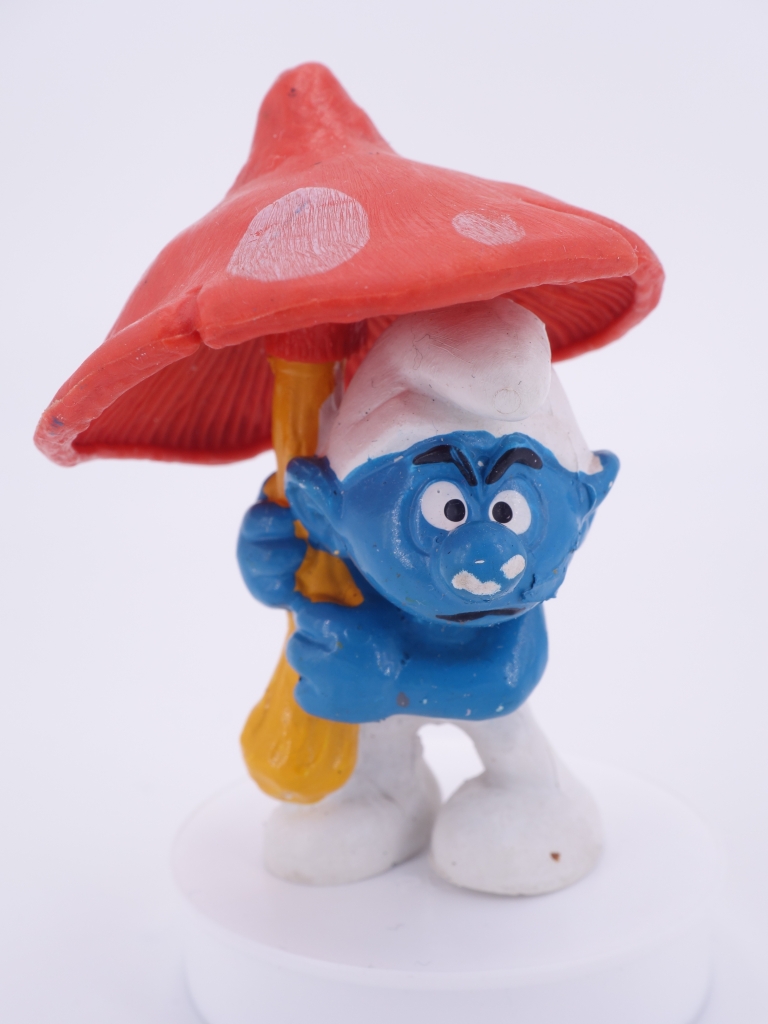 Schtroumpf avec parapluie champignon
