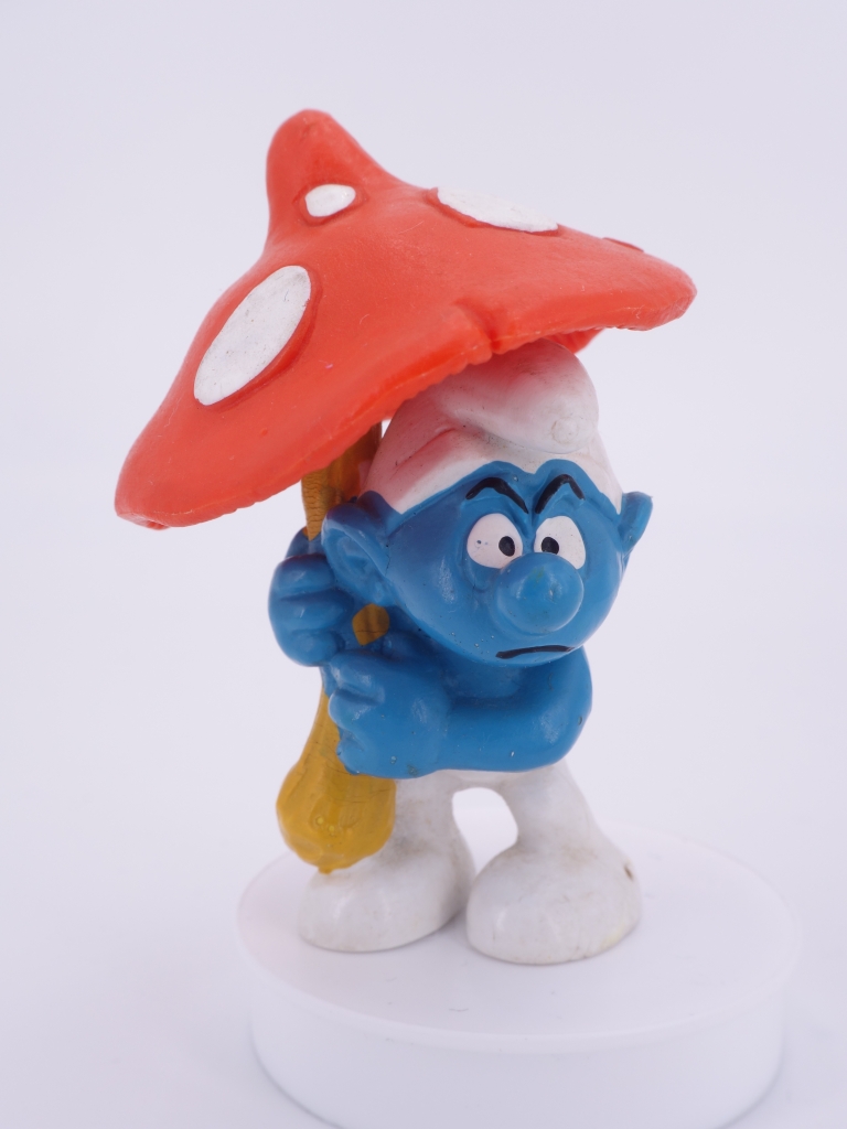 Schtroumpf avec parapluie champignon