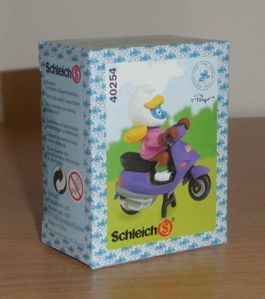 Schtroumpfette avec scooter