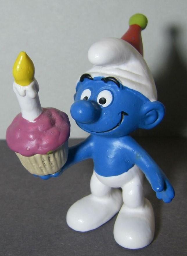Schtroumpf avec gâteau d\'anniversaire