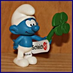 Schtroumpf avec trèfle à 4 feuilles