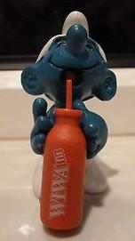 Schtroumpf assoiffé avec bouteille