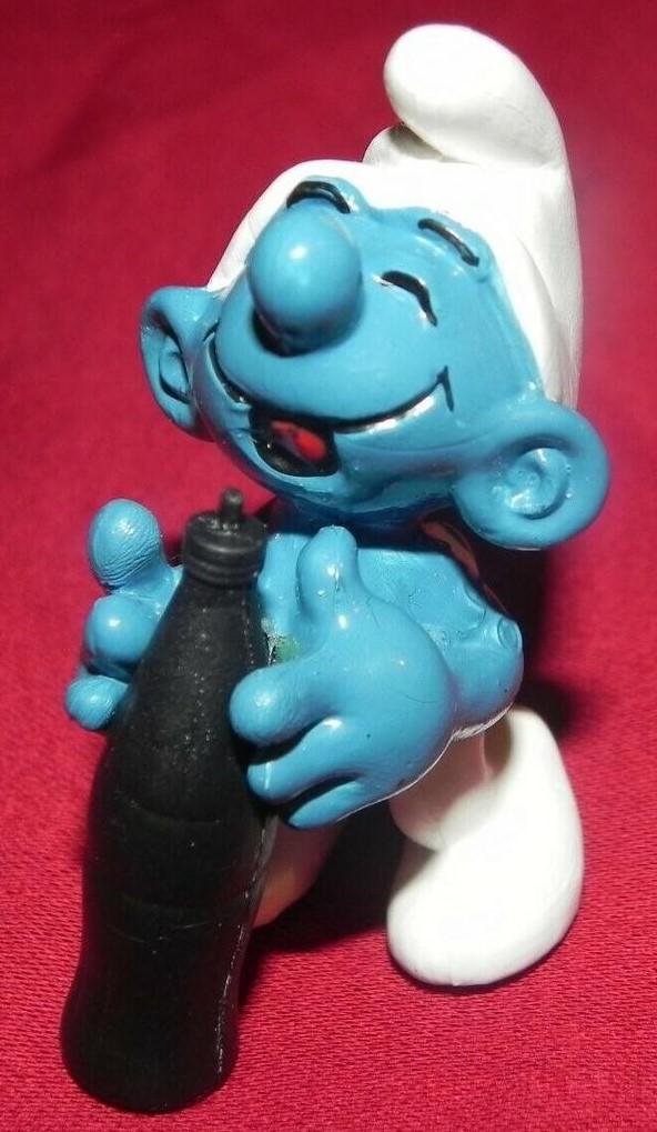 Schtroumpf assoiffé avec bouteille