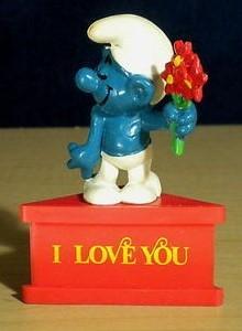 Schtroumpf amoureux avec fleurs