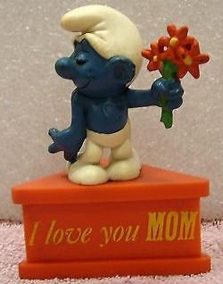 Schtroumpf amoureux avec fleurs