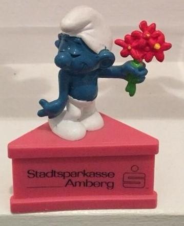 Schtroumpf amoureux avec fleurs