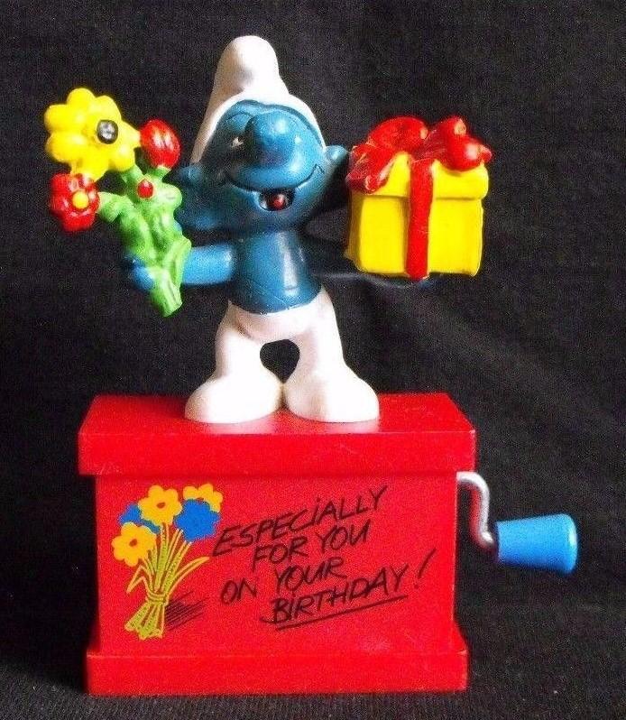 Schtroumpf avec cadeau et fleurs