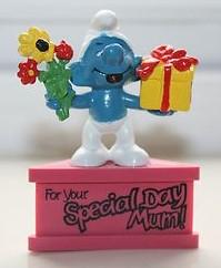 Schtroumpf avec cadeau et fleurs