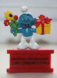 Schtroumpf avec cadeau et fleurs