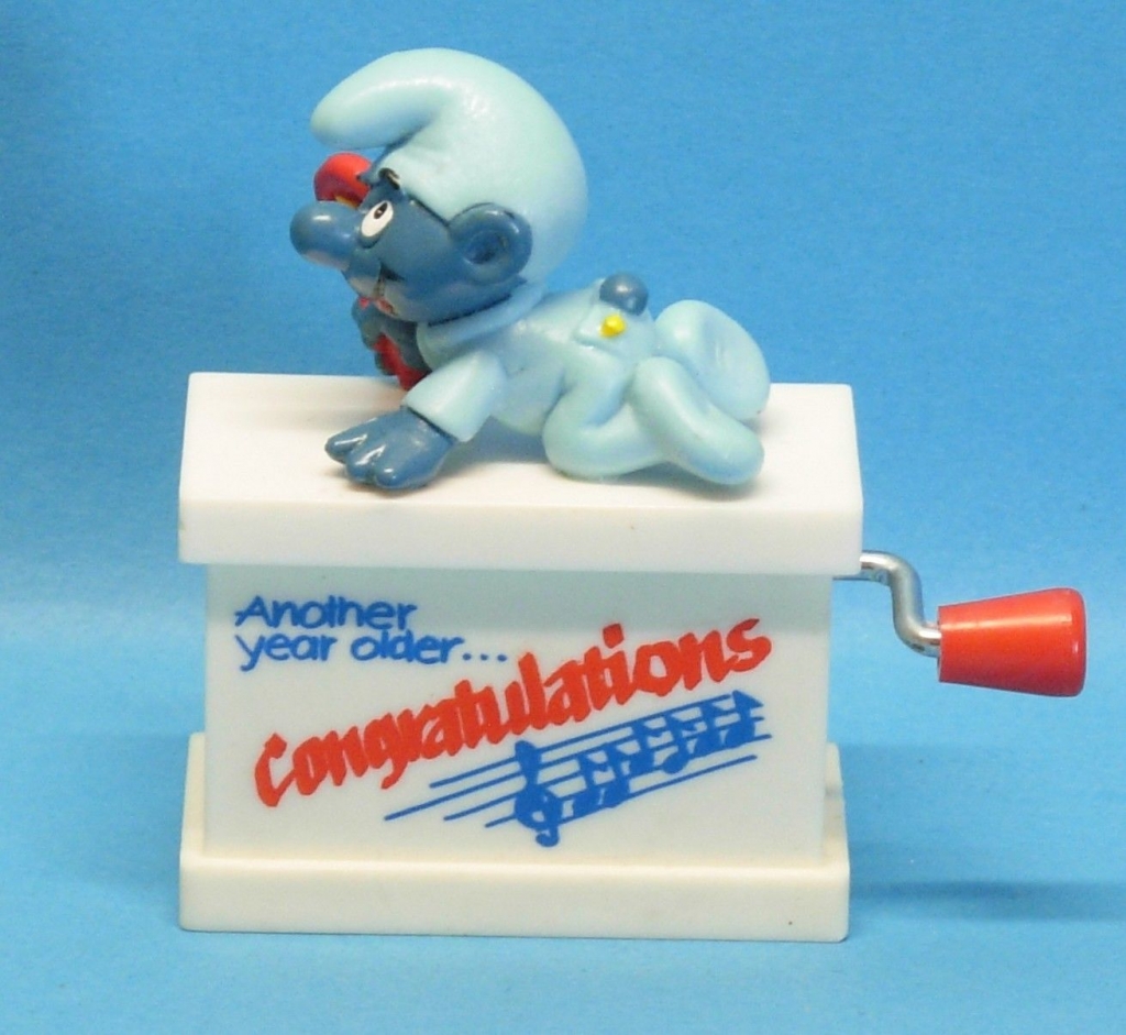 Bébé Schtroumpf avec hochet