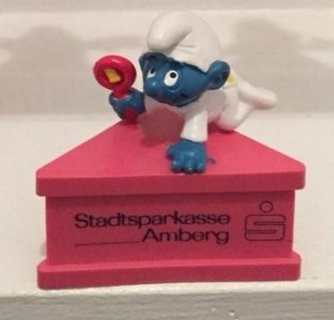 Bébé Schtroumpf avec hochet