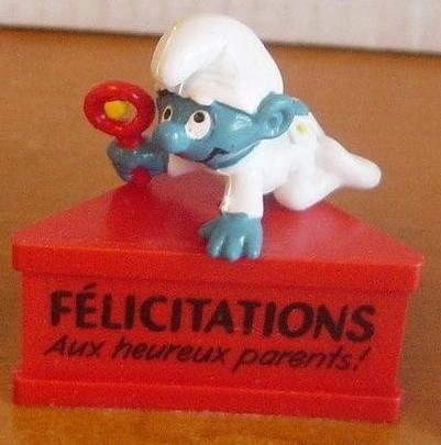 Bébé Schtroumpf avec hochet