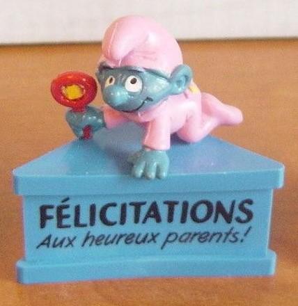 Bébé Schtroumpf avec hochet