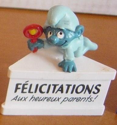 Bébé Schtroumpf avec hochet