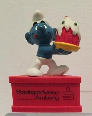 Schtroumpf gourmand avec gâteau