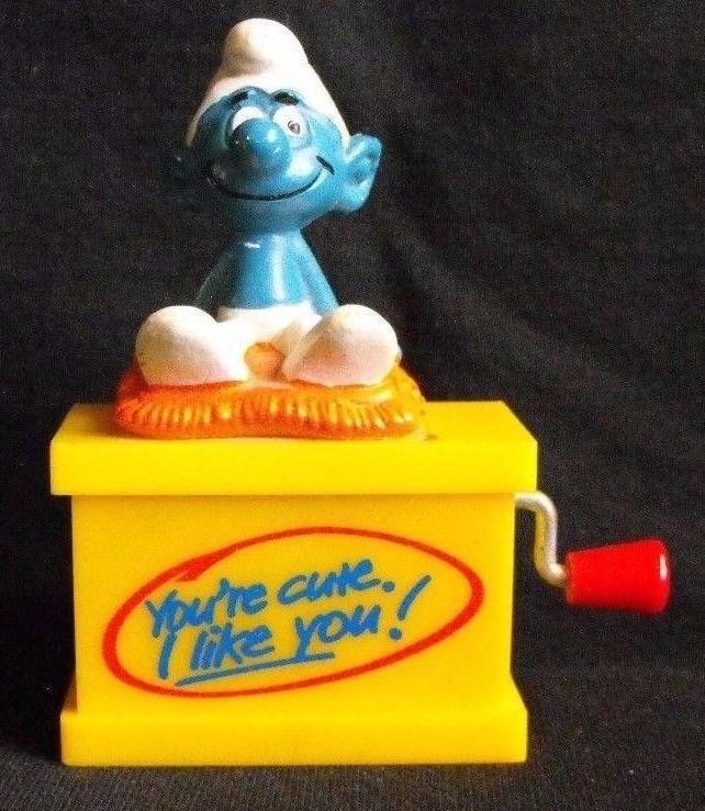 Schtroumpf assis sur un coussin