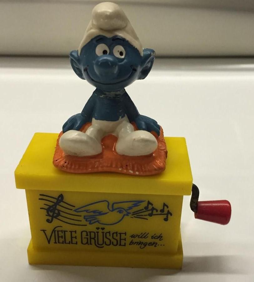 Schtroumpf assis sur un coussin